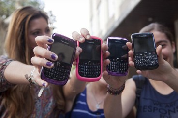 grupo-jovenes-muestran-sus-blackberry-inactivas-1318531990915